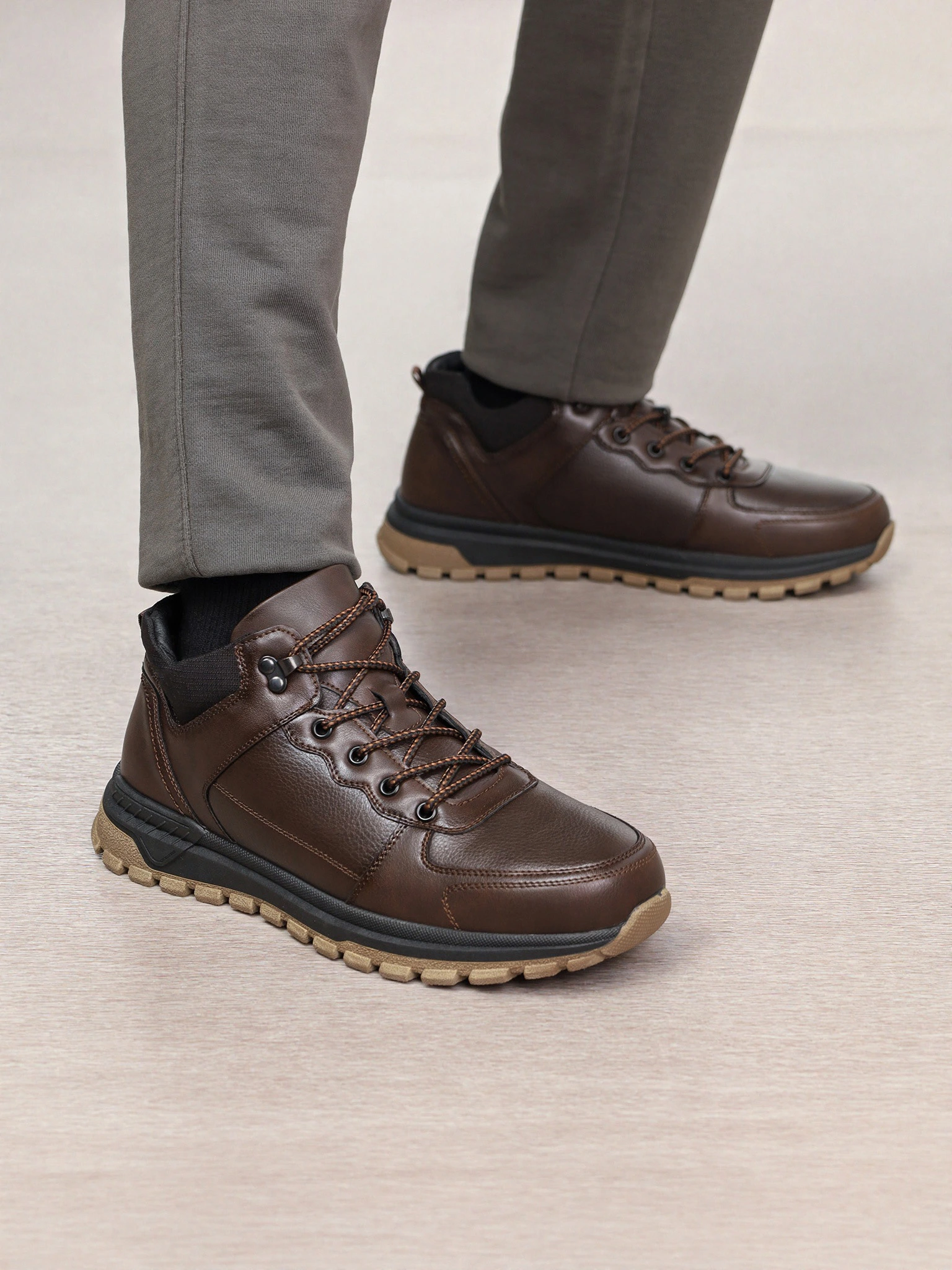 Ботинки коричневого цвета на низкой рельефной подошве